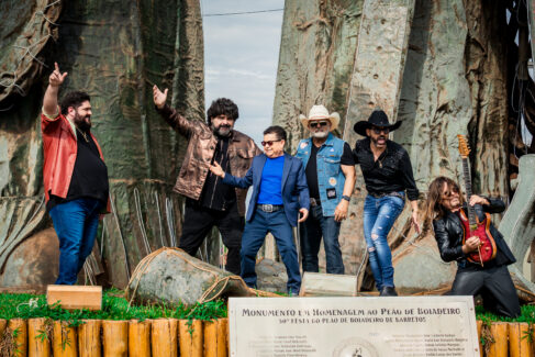 70TÃO: Duplas Edson e Hudson, César Menotti e Fabiano e Rionegro e Solimões se reuniram em homenagem às sete décadas da Festa de Barretos (Foto: Thais Ministro) 70TÃO: Duplas Edson e Hudson, César Menotti e Fabiano e Rionegro e Solimões se reuniram em homenagem às sete décadas da Festa de Barretos (Foto: Thais Ministro)