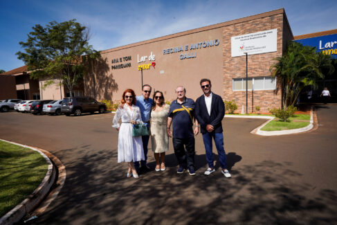 Henrique Prata com representantes das famílias que foram homenageadas com nomes no prédio do Lar do Amor (Foto: Divulgação/Hospital de Amor de Barretos) Henrique Prata com representantes das famílias que foram homenageadas com nomes no prédio do Lar do Amor (Foto: Divulgação/Hospital de Amor de Barretos)