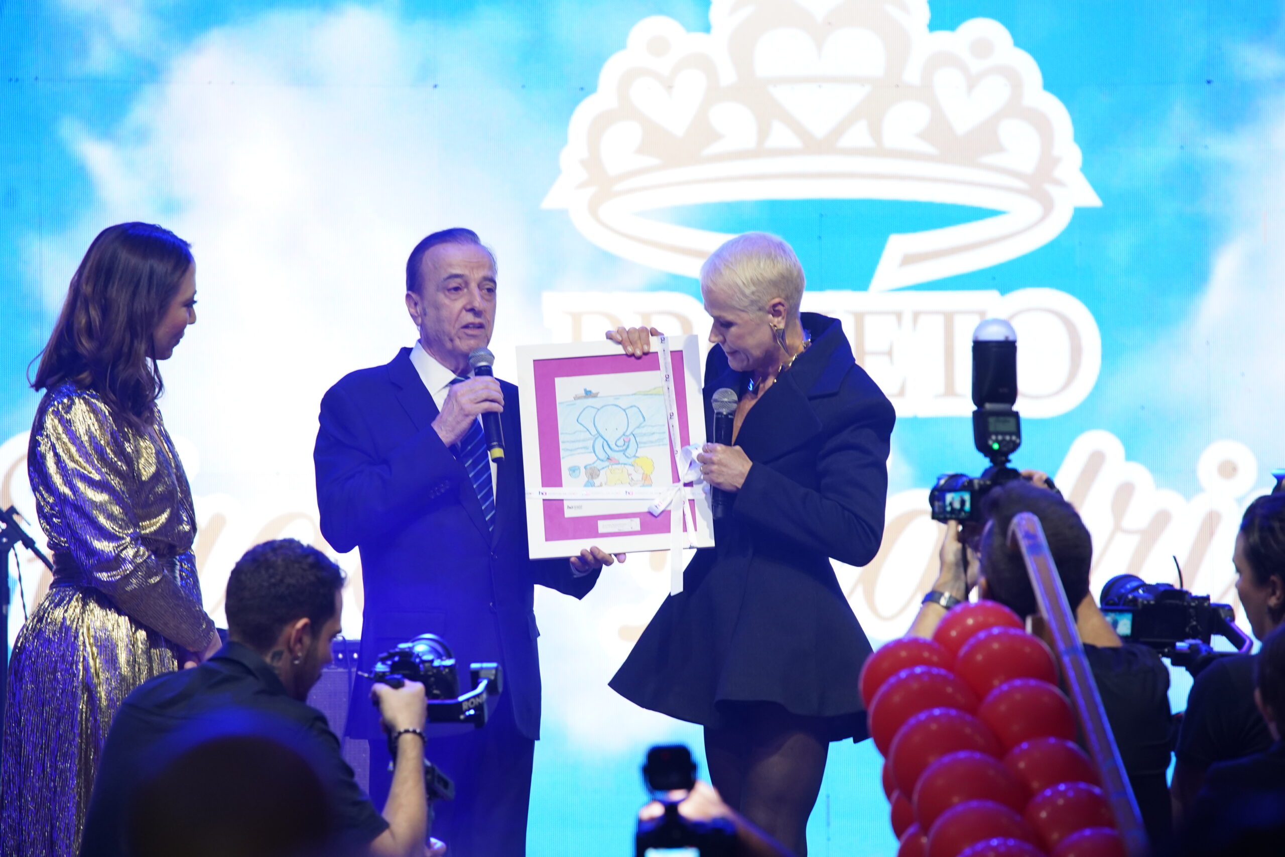 Xuxa Meneghel é homenageada em baile de debutantes no Hospital de Amor