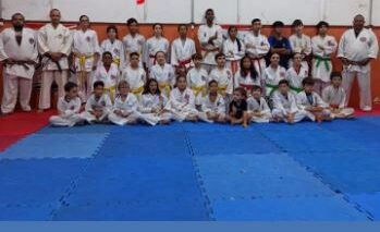 Um grupo de 30 karatecas que treinam no Rochão participaram no sábado (10), do 45º exames de faixas promovido pela Associação Impacto de Karate, coordenada pelo professor Silvio Rodrigues.