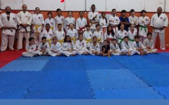 Karate Um grupo de 30 karatecas que treinam no Rochão participaram no sábado (10), do 45º exames de faixas promovido pela Associação Impacto de Karate, coordenada pelo professor Silvio Rodrigues.
