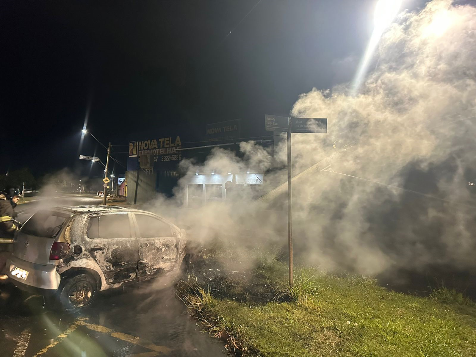 Carro pega fogo após choque contra poste na via dos “Coqueiros”