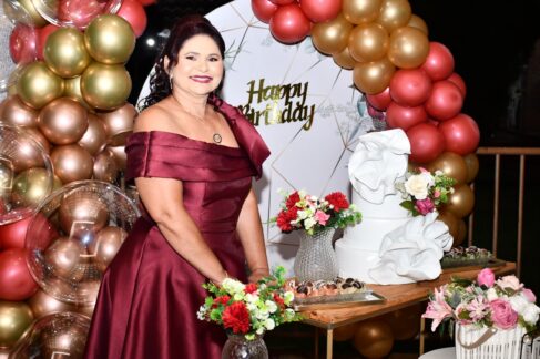 Tecia Maria Rafael de Souza completou 50 anos e envolveu os convidados e familiares no presente solidário, doação de alimentos, que serão doados às entidades assistenciais. Na foto com o esposo Pedro, Tecia, os filhos Vinicius e Vitoria e o genro Samuel. Parabéns! Aniversário solidário