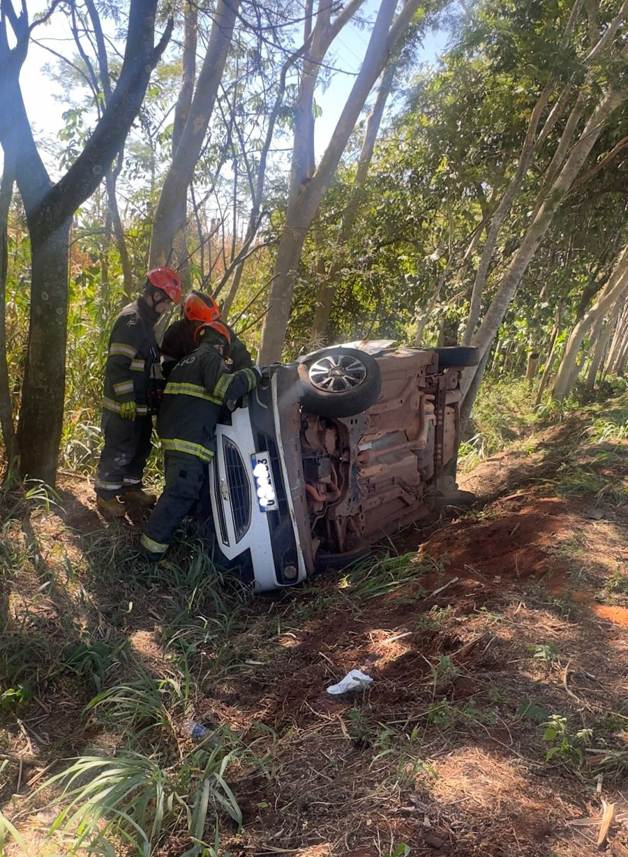 Carro capota após colisão com caminhão na Assis Chateaubriand