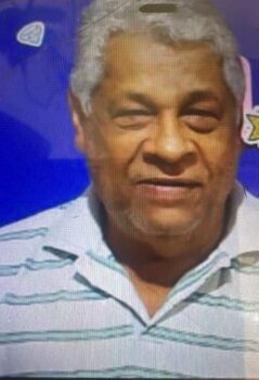 Sargento Carlos Foi sepultado na tarde de sábado (24), no Cemitério Jardim das Oliveiras, o corpo do sargento Antônio Carlos Rodrigues, 78 anos.