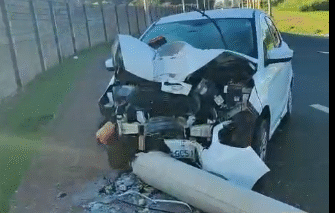 Carro é encontrado danificado após choque contra poste na avenida das Nações (Foto: O Diário de Barretos)