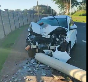 Carro é encontrado danificado após choque contra poste na avenida das Nações (Foto: O Diário de Barretos) Carro é encontrado danificado após choque contra poste na avenida das Nações (Foto: O Diário de Barretos)