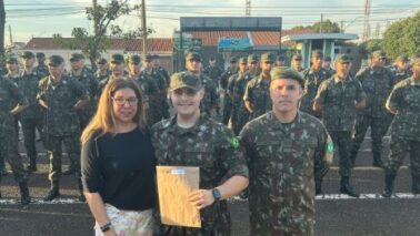 O Tiro de Guerra de Barretos realizou formatura alusiva ao Dia das Mães e de homenagem ao Dia da Arma de Cavalaria, em homenagem ao nascimento do Marechal Manoel Luis Osório, patrono da Cavalaria.