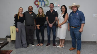 Participantes do concurso Rei e Rainha da Alegria na sede do Grupo Monteiro de Barros