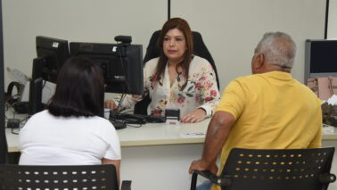 Agente Gabriela Lizi durante atendimnento na unidade da Receita Federal em Barretos