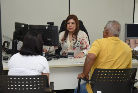 Agente Gabriela Lizi durante atendimnento na unidade da Receita Federal em Barretos Agente Gabriela Lizi durante atendimnento na unidade da Receita Federal em Barretos