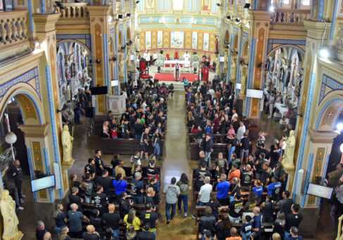 Motociclistas lotam a Catedral durante missa do 21º Motorcycles