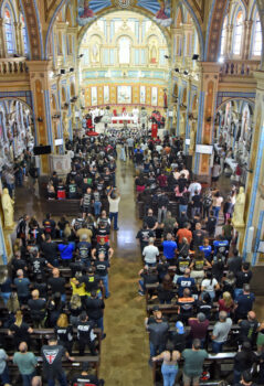 Motociclistas lotam a Catedral durante missa do 21º Motorcycles