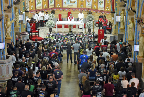 Motociclistas lotam a Catedral durante missa do 21º Motorcycles