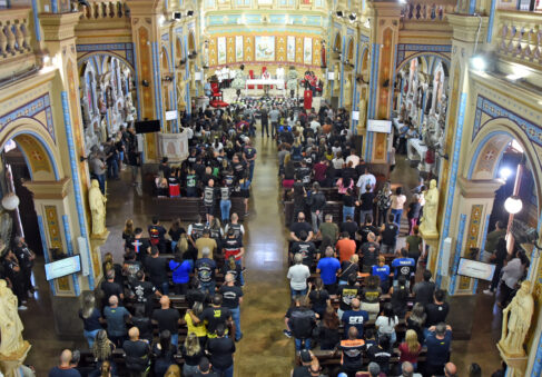 Motociclistas lotam a Catedral durante missa do 21º Motorcycles