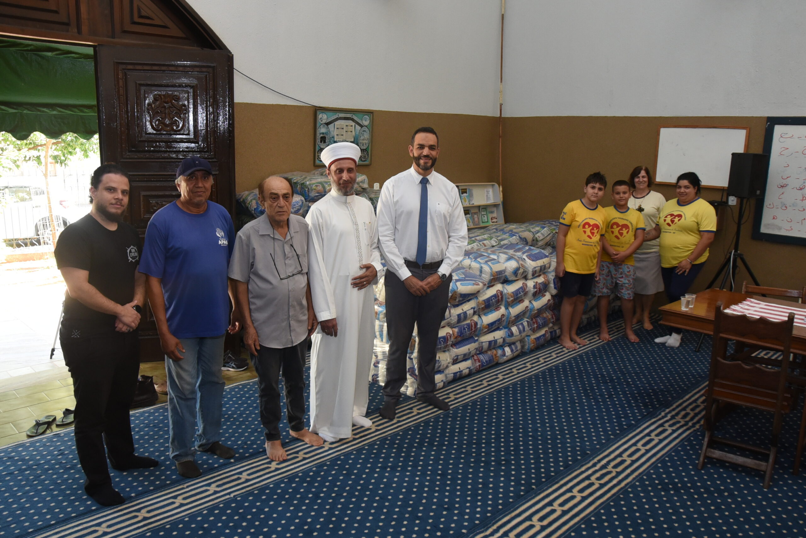 Comunidade muçulmana doa 5 toneladas de alimentos para entidades beneficentes