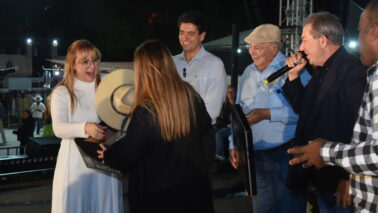 Secretária estadual Marilia ganhou chapéu de autoridades barretenses na abertura do evento no Recinto (Foto: Tininho Júnior)