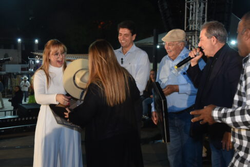 Secretária estadual Marilia ganhou chapéu de autoridades barretenses na abertura do evento no Recinto (Foto: Tininho Júnior) Secretária estadual Marilia ganhou chapéu de autoridades barretenses na abertura do evento no Recinto (Foto: Tininho Júnior)