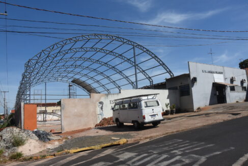 Após ser divulgado pelo Jornal O Diário o cronograma de obras em andamento e paralisadas na cidade de Barretos, a Prefeitura de Barretos informou que ocorreu a retomada dos serviços de cobertura da quadra da escola municipal Anália Franco