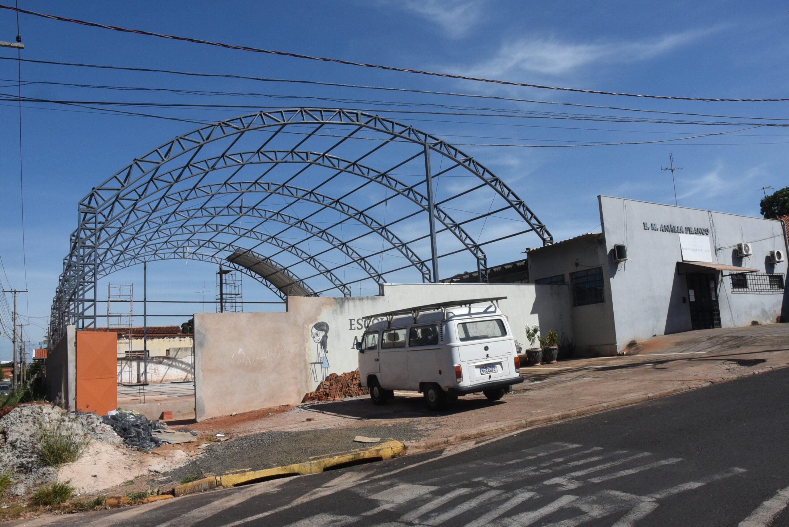 Obra de cobertura de quadra é retomada pela Prefeitura