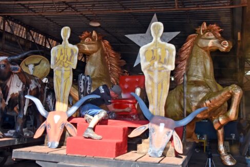 Esculturas que retratam a tradição tropeira são preparadas por artistas Cultura Tropeira terá desfile inédito neste domingo em Barretos