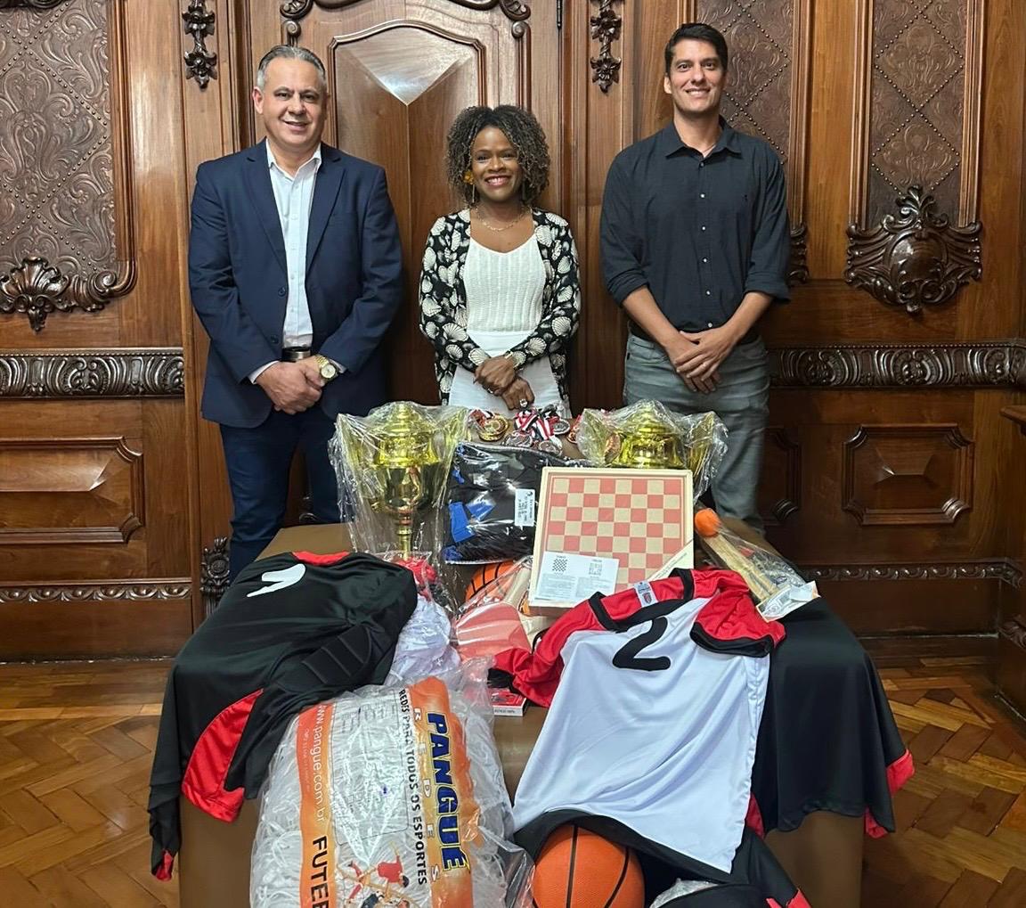 Prefeitura de Barretos recebe kit de materiais  esportivos