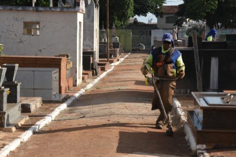 LIMPEZA: Equipes da prefeitura atuam no Cemitério para a data especial de domingo Prazo para limpeza de túmulos termina sexta-feira