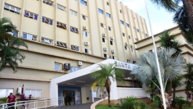 PÚBLICO: Hospital referência, entidade passa destinar partos exclusivamente ao SUS Santa Casa prioriza partos pelo SUS após aumento na demanda