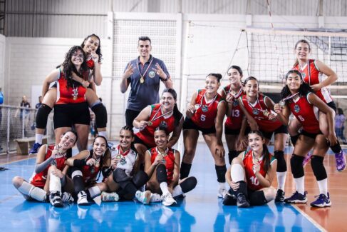 WhatsApp Image 2025-05-08 at 15.22.26 O time de Barretos de voleibol feminino da Secretaria de Esportes e Lazer venceu na terça (6), a equipe de Viradouro por 2 sets a 0 e sagrou-se tricampeão da fase regional da 40ª edição dos Jogos Abertos da Juventude.