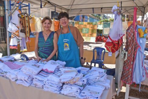 ARTESANATO: Ação solidária da entidade oferece panos de prato produzidos por mulheres assistidas “Artesanato com Amor” encerra bazar nesta sexta no Calçadão