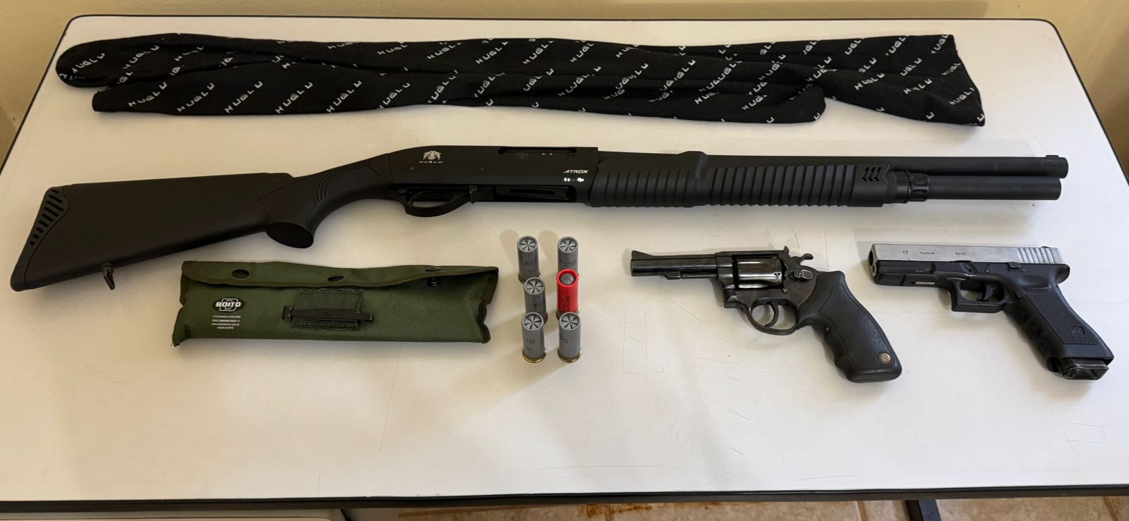 Polícia Militar aborda suspeito e encontra armas e munições