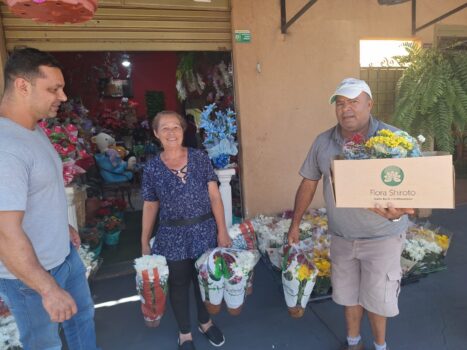 WhatsApp Image 2025-05-10 at 11.03.00 Neste domingo (11), Dia das Mães cresce muito a venda de flores, principalmente para presentes e também que são deixadas nos túmulos dos cemitérios da cidade de Barretos.