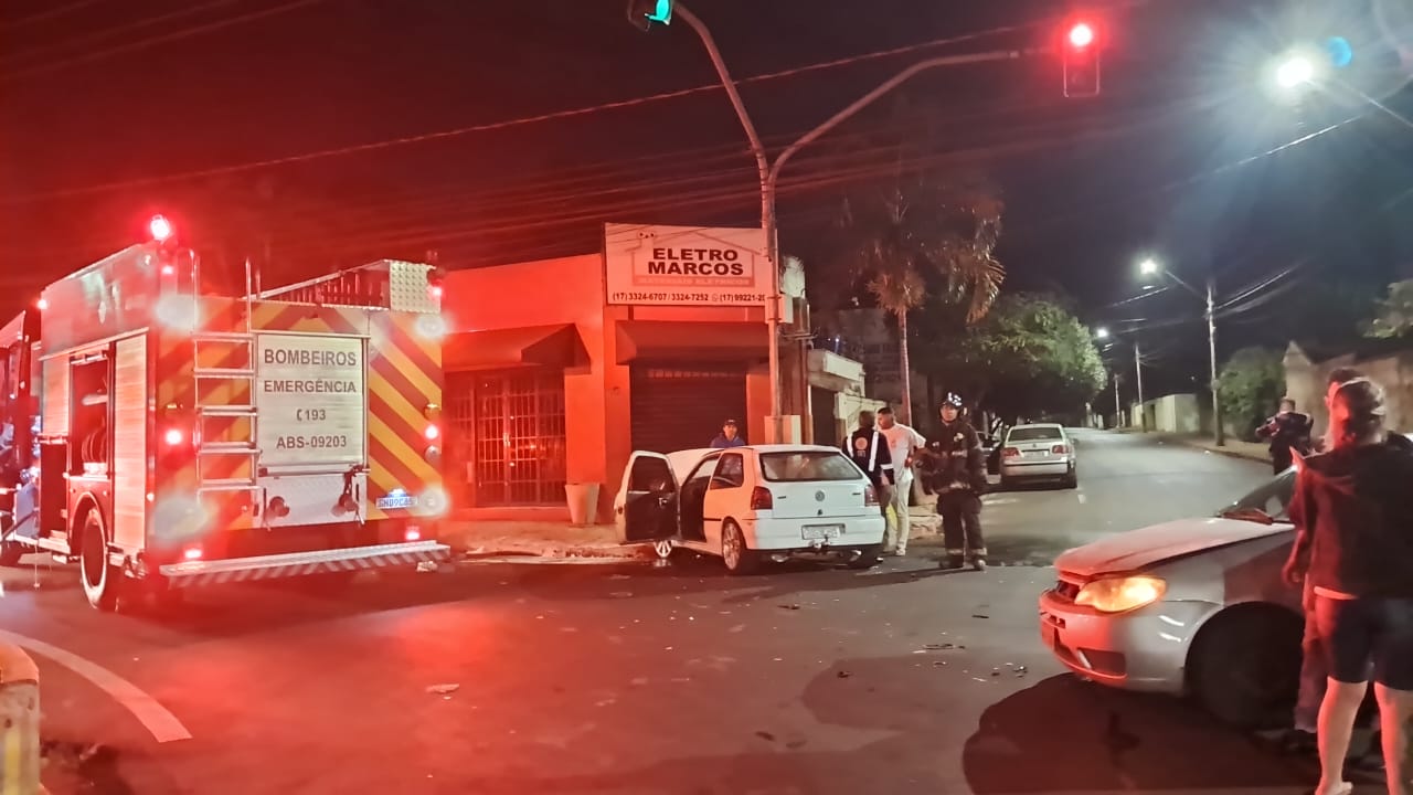 Carro pega fogo após colisão em cruzamento na área central