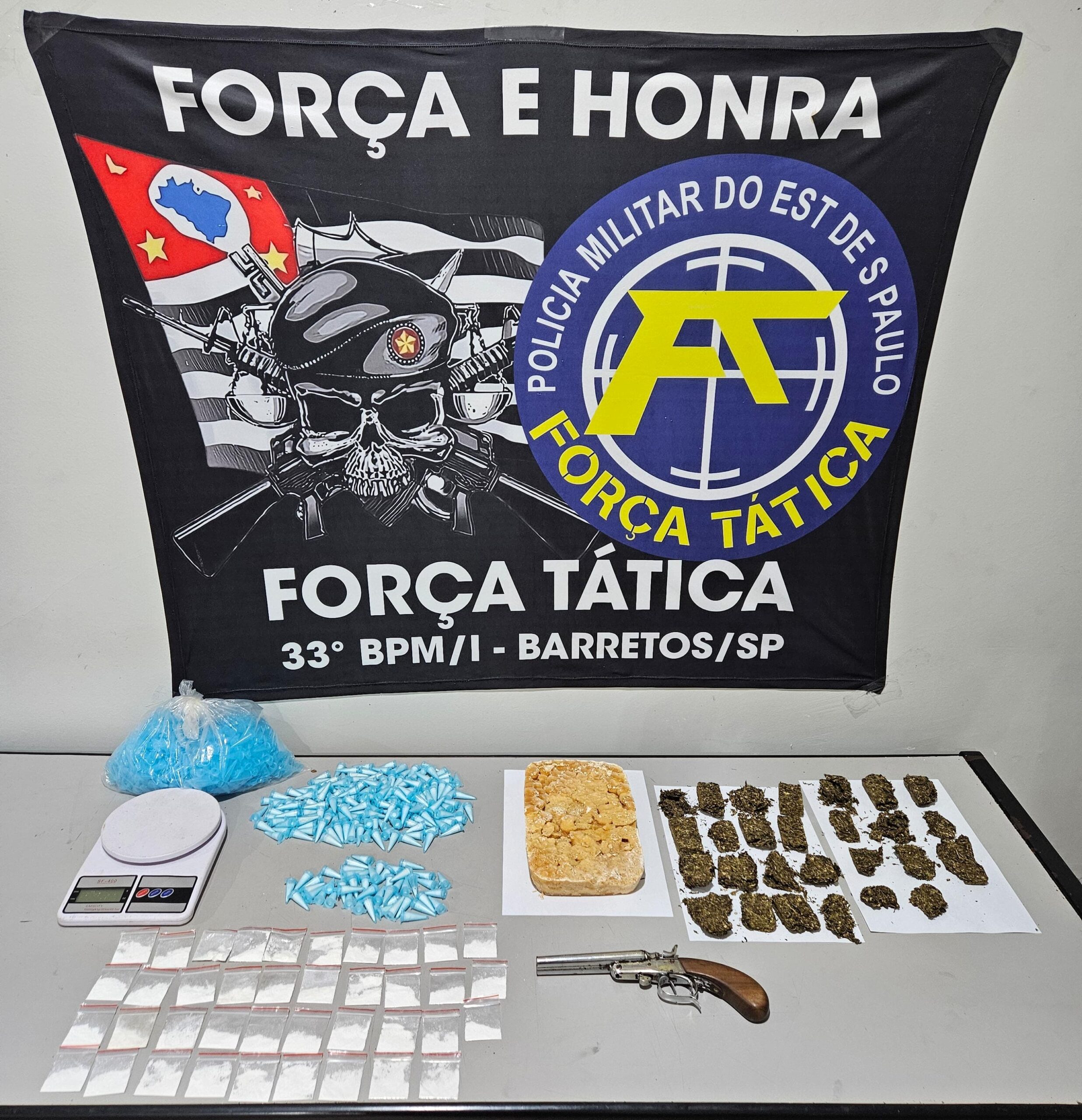 Polícia Militar detém autor e apreende arma e 1,6kg de entorpecentes