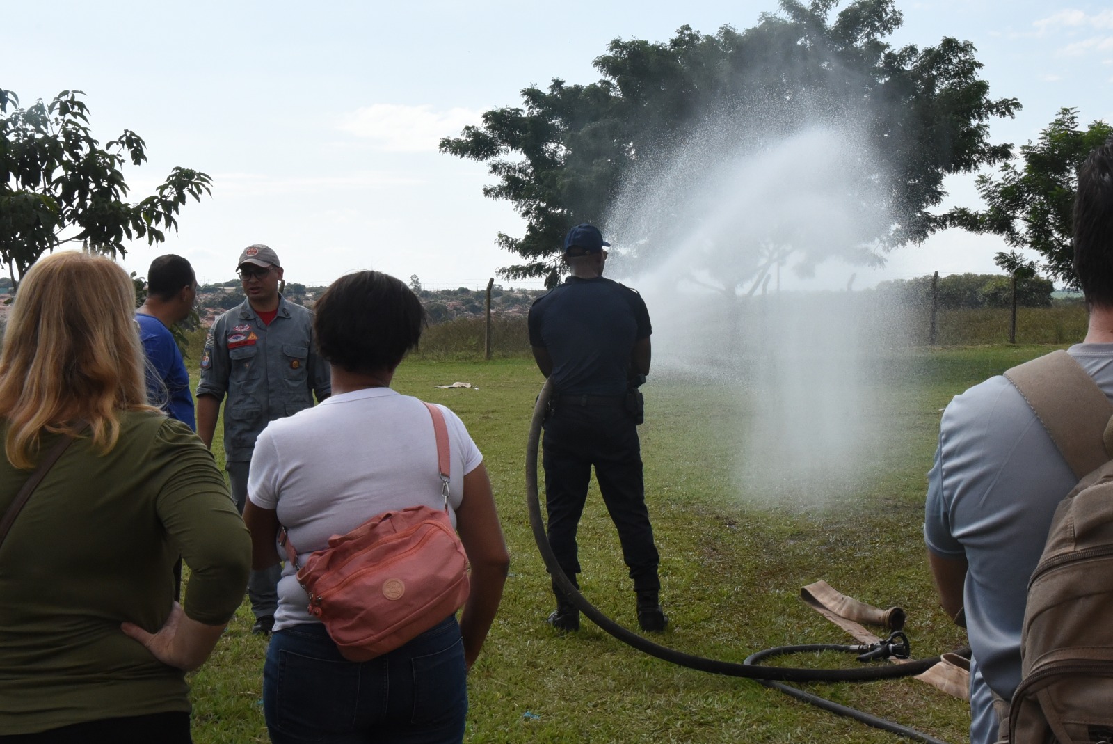 Treinamento de operação contra incêndios tem atividade prática