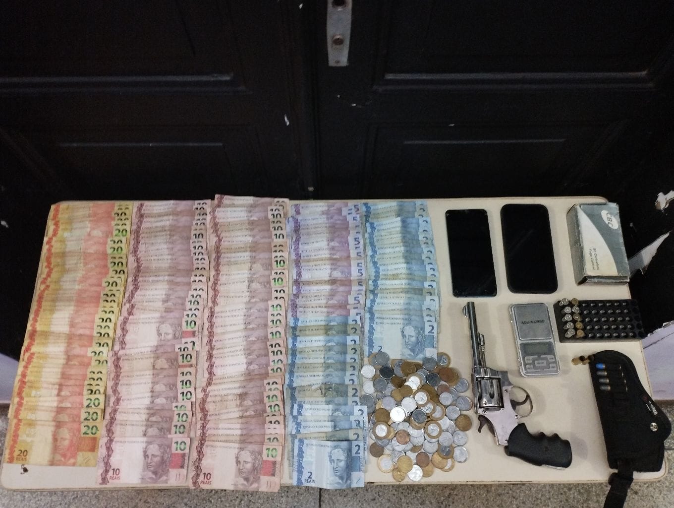 GCM detém suspeito e apreende arma e dinheiro