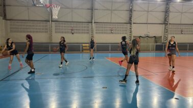 Com uma grande campanha no Campeonato Paulista Sub-14, a equipe feminina do Basquete Barretos da APAB está treinando forte na quadra do CEMEPE América, onde funciona o Centro de Formação Esportiva do Estado de São Paulo.