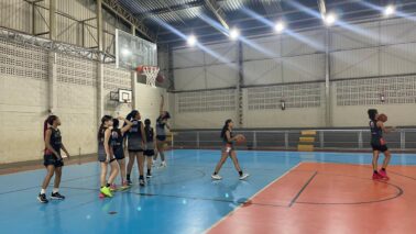 A equipe feminina do Basquete Barretos da APAB após uma semana de treinos, joga hoje (24), às 15h, em São Paulo no Centro Olímpico de Treinamento e Pesquisa, contra o Centro Olímpico, na Vila Clementino.
