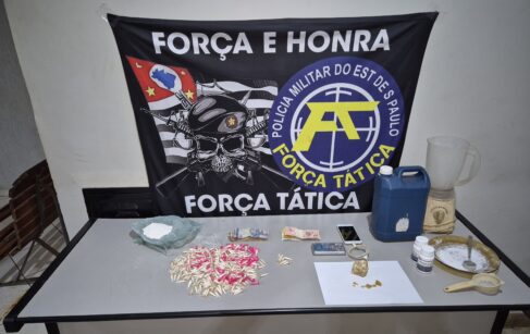 Polícia Militar detém autor e apreende drogas no bairro Dom Bosco (Foto: O Diário de Barretos) Polícia Militar detém autor e apreende drogas no bairro Dom Bosco (Foto: O Diário de Barretos)
