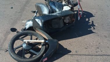 Bombeiros socorrem motociclista vítima de acidente na área central (Foto: O Diário de Barretos)