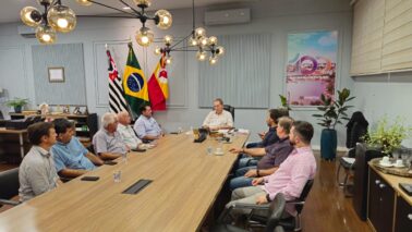 WhatsApp Image 2025-05-21 at 21.45.20 Uma importante reunião realizada no início da noite de quarta (21), no gabinete da Prefeitura da Estância Turística de Barretos, tratou de reivindicações relacionadas à Agricultura de Barretos.