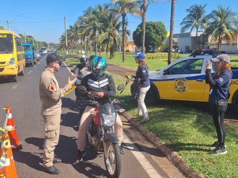 WhatsApp Image 2025-05-22 at 16.02.20 Com o tema: O importante é chegar – respeite os limites de velocidade, os agentes municipais de trânsito da Secretaria Municipal de Trânsito e Mobilidade Urbana e equipe do Detran.SP realizaram ação de conscientização aos motociclistas na avenida Antônio Frederico Ozanan