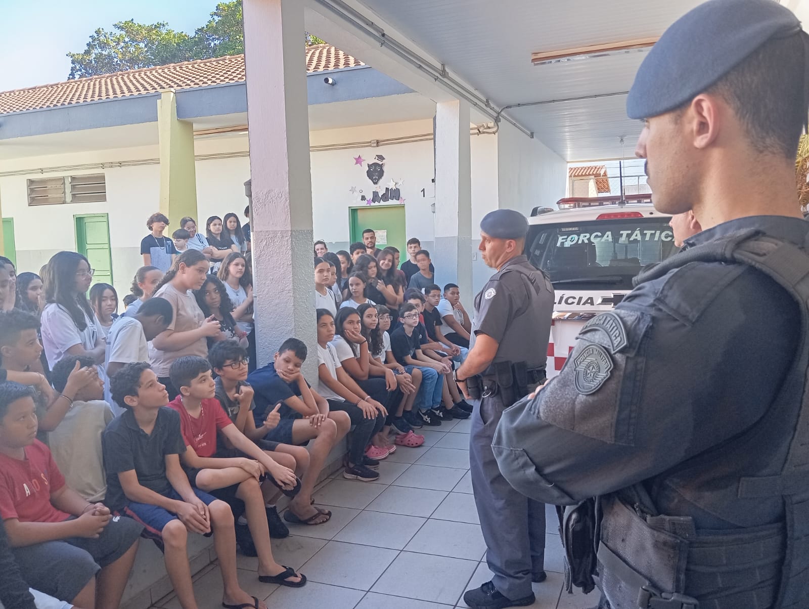 Alunos do Proerd participam de palestras da PM sobre policiamento