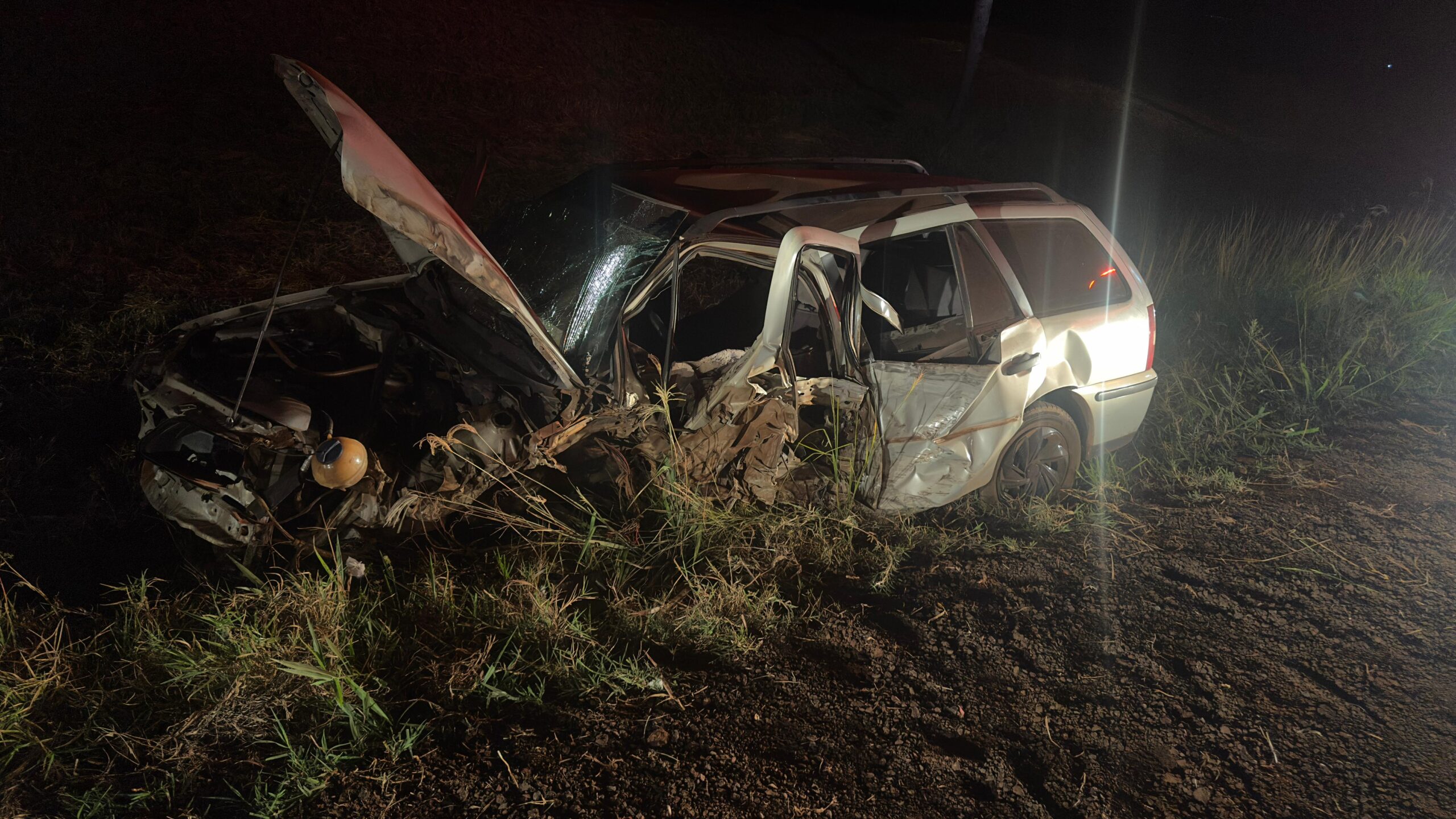 Colisão entre carro e caminhão deixa dois feridos em rodovia