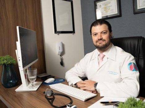 Dr. Rodrigo J.C Santiago CRM-SP 129870 / RQE 69441| Médico formado em 2007 pela Universidade de Marília-SP | Pneumologista pela Irmandade da Santa Casa de Misericórdia de São Paulo-SP, com título de especialista pela Sociedade Brasileira de Pneumologia e Tisiologia (SBPT) | Diretor médico da ABRA (Associação Brasileira de Asmáticos) Novos truques de um velho vilão