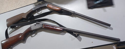 Jovem é preso com armas e moto com sinais identificadores adulterados (Foto: O Diário de Barretos) Jovem é preso com armas e moto com sinais identificadores adulterados (Foto: O Diário de Barretos)