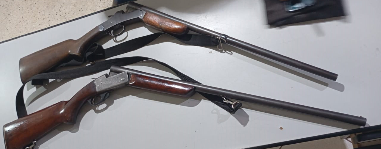 Jovem é preso com armas e moto com sinais identificadores adulterados