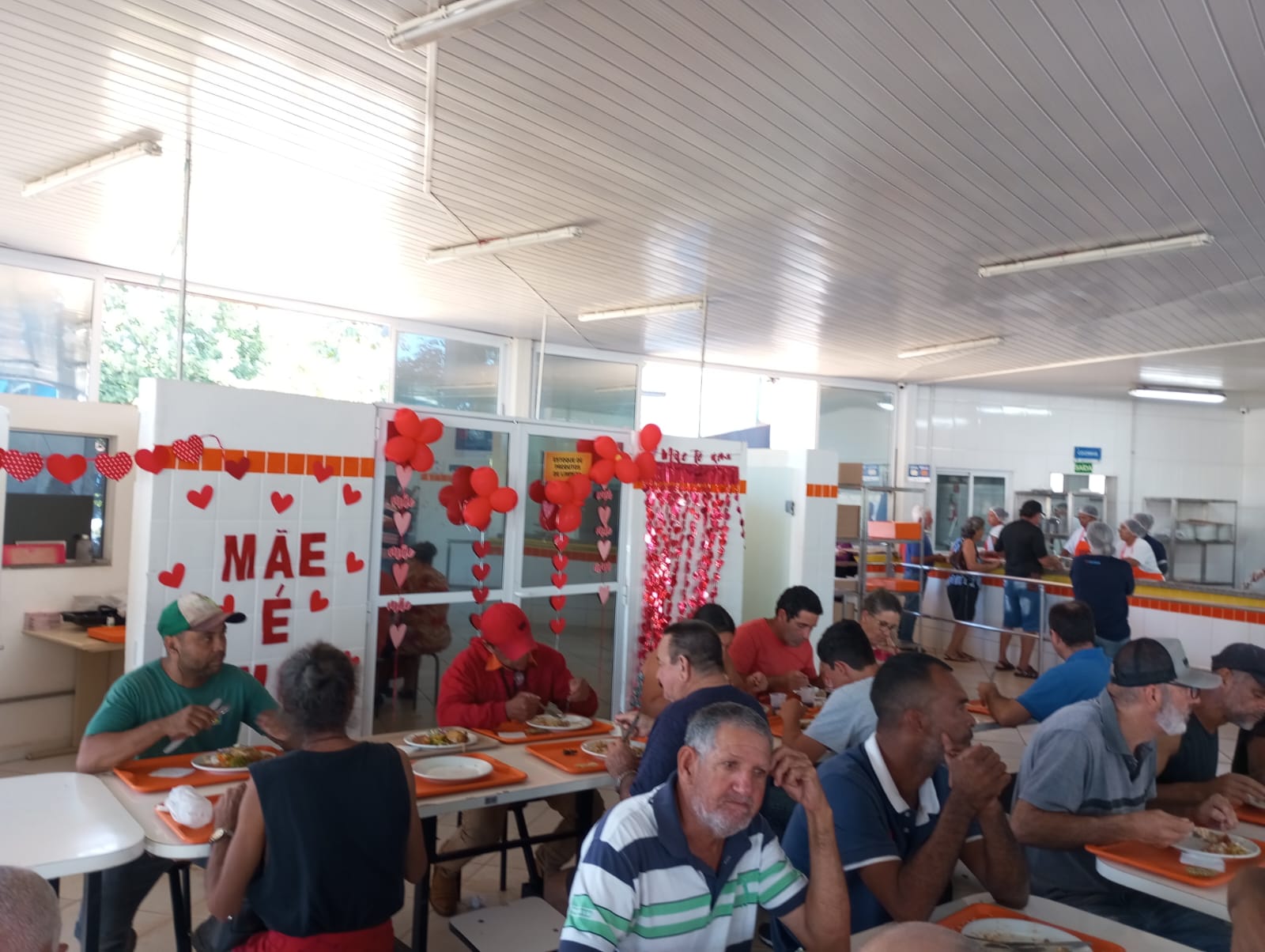 Bom Prato de Barretos homenageia mães com almoço especial e música