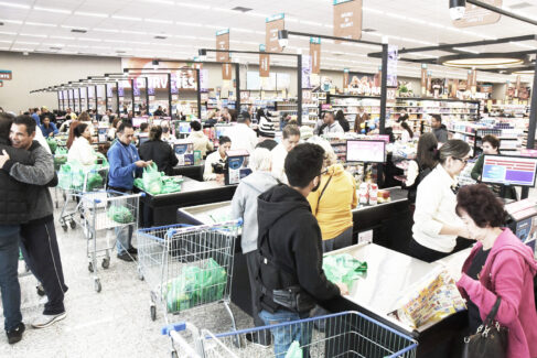 COMPRAS: Consumidores após inauguração que segue padrões de supermercados de grandes centros Rede de supermercados investe R$ 50 milhões em novo prédio em Barretos