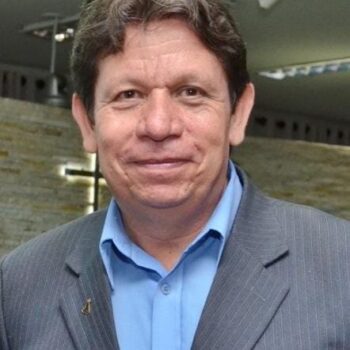 Aparecido Donizete Alves Cipriano Mestre em Educação (UNESP) Militar aposentado, Ex-secretário de Educação, Diretor de Escola Do reino à prisão de tela